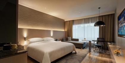 Renaissance Kuala Lumpur Hotel - image 2