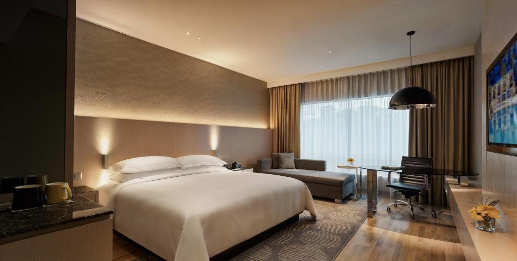 Renaissance Kuala Lumpur Hotel - image 2