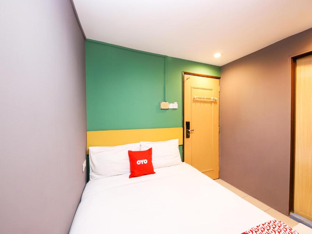 OYO 89688 Alor Street Hotel - image 3