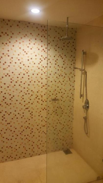 Regalia Suites & Hotel - image 3