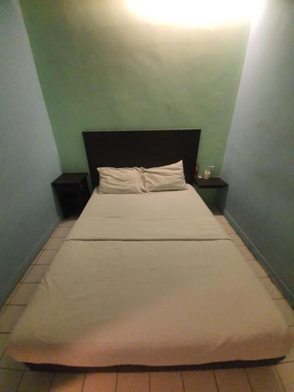 SPOT ON 89698 Budget Inn Hotel - main image
