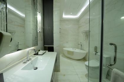 Pacific Regency Hotel Suites - image 12
