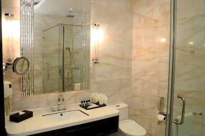 Pacific Regency Hotel Suites - image 13