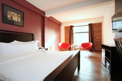Crossroads Hotel - image 1