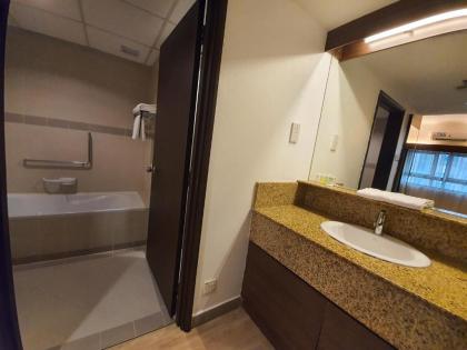 Crown Regency Serviced Suites - image 12