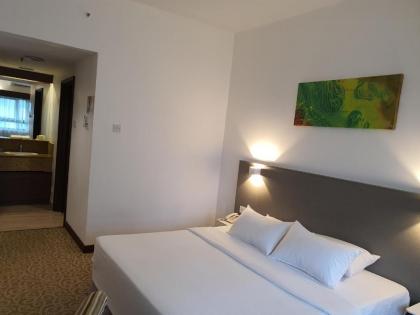 Crown Regency Serviced Suites - image 9