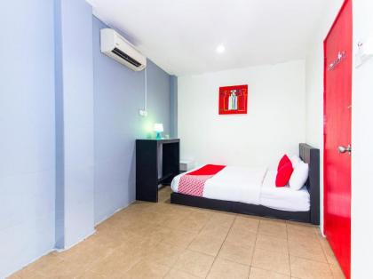 OYO 304 Zero Hour Hotel - image 4