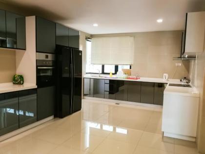 Richmond & Aston Kiara Suites KL - image 2