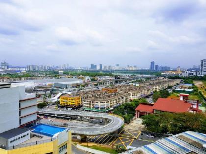 Puchong 8-12 pax 5min LRT Cozy Apartment IOI Mall - image 11