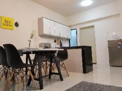 Puchong 8-12 pax 5min LRT Cozy Apartment IOI Mall - image 2