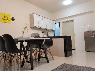 Puchong 8-12 pax 5min LRT Cozy Apartment IOI Mall - image 2