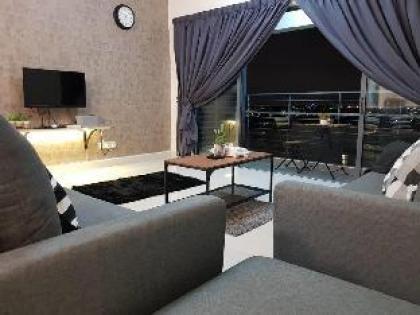Puchong 8-12 pax 5min LRT Cozy Apartment IOI Mall - image 3