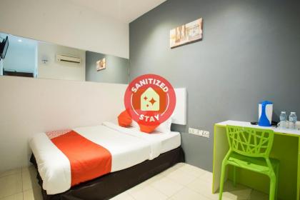 OYO 1003 Rich Calton Hotel - image 1