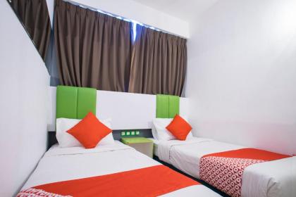 OYO 1003 Rich Calton Hotel - image 13