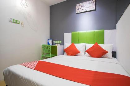 OYO 1003 Rich Calton Hotel - image 17