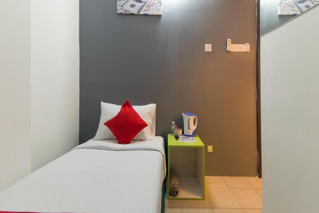 OYO 1003 Rich Calton Hotel - image 5