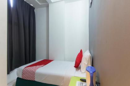 OYO 1003 Rich Calton Hotel - image 6