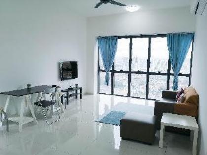 4 person @ PJ Icon City Cozy Apartment City View - image 2