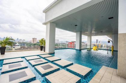 Lovely 3-bedroom condo with pool for 8 pax Cheras - image 18