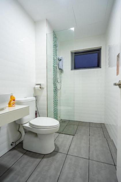 Lovely 3-bedroom condo with pool for 8 pax Cheras - image 7