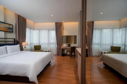 Mpalace Hotel - image 20