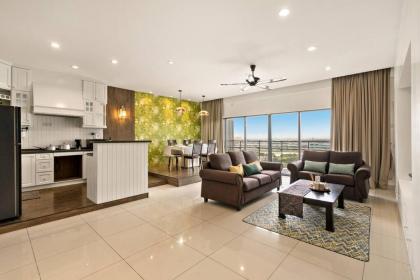 Puchong Setiawalk Penthouse with 14 pax big group - image 15