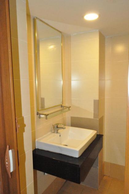 OYO 43929 Adak Hotel - image 2