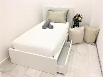 Pavilion 5min to TRX MRT - Fast WiFi (Single Bed)