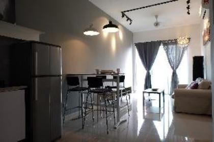 Romantic Home for Couples 5mins to Mid Valley mall - image 2