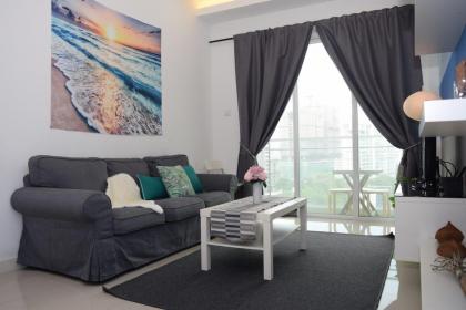 Beach BLUE HOUSE 5 mins to Mid Valley Mega Mall - image 6