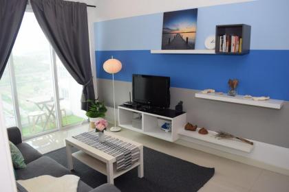Beach BLUE HOUSE 5 mins to Mid Valley Mega Mall - image 7