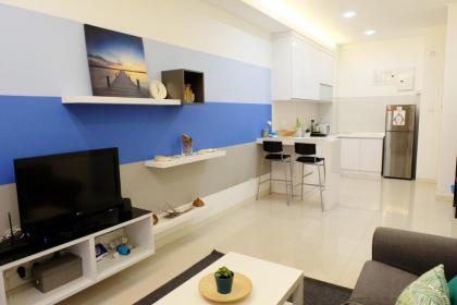 Beach BLUE HOUSE 5 mins to Mid Valley Mega Mall - image 9