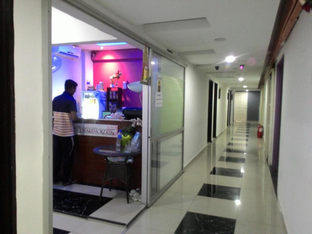 SPOT ON 90138 Hotel Elwarda Klcity - image 3
