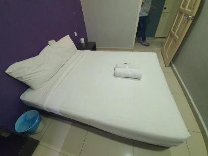 OYO 90138 Hotel Elwarda Klcity - image 1