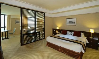 Pacific Regency Hotel Suites - image 7
