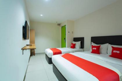 OYO 89773 New Eastern Hotel - image 11