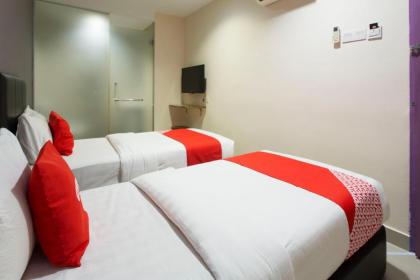 OYO 89773 New Eastern Hotel - image 18