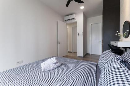 NEW! Minimalist Design 6PAX 3BR Above Mall 100 Mbps - image 23