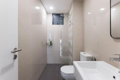 NEW! Minimalist Design 6PAX 3BR Above Mall 100 Mbps - image 26