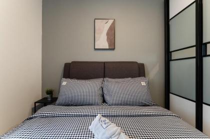 NEW! Minimalist Design 6PAX 3BR Above Mall 100 Mbps - image 28