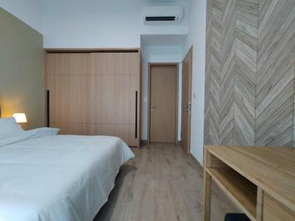 One Room 50mShopping Mall Monorail Breezy