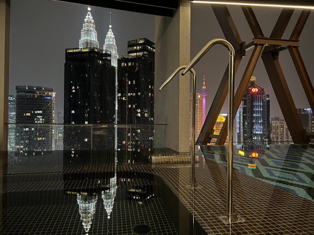 Luxury serviced apartment sky-pool KLCC view - main image