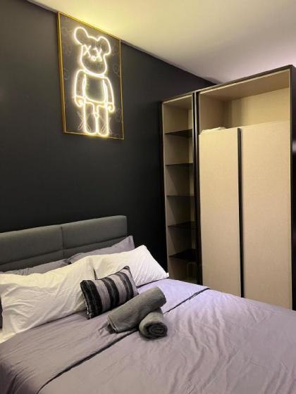 Luxury serviced apartment sky-pool KLCC view - image 17