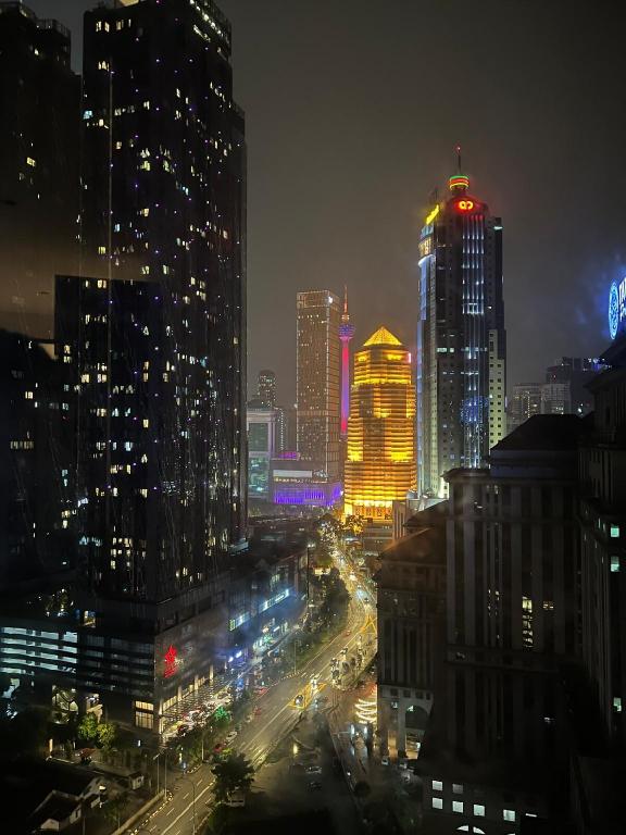 Luxury serviced apartment sky-pool KLCC view - image 2