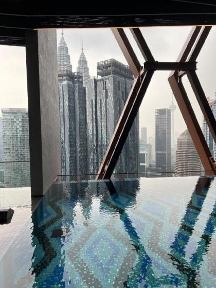 Luxury serviced apartment sky-pool KLCC view - image 3