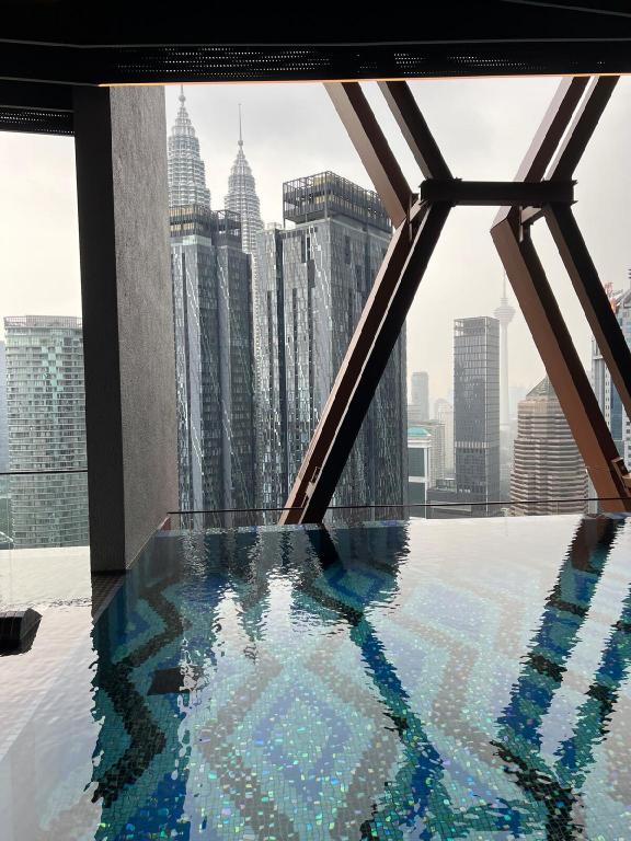 Luxury serviced apartment sky-pool KLCC view - image 3
