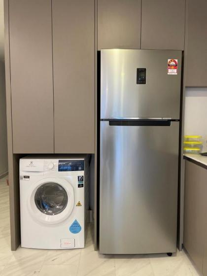 Stylish 2BR in KLCC w/ Rooftop Pool 2 min to MRT - image 16