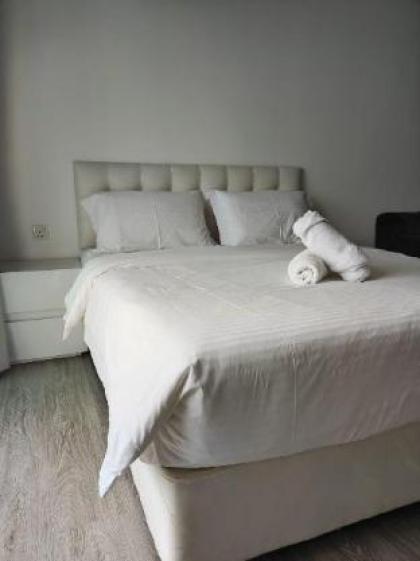 KLCC | Premium Queen bed | Ceylon Hill suites 713 - image 5