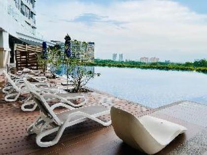 NEW Condo in Puchong 3R2B 5-8pax(Corner unit) - image 3