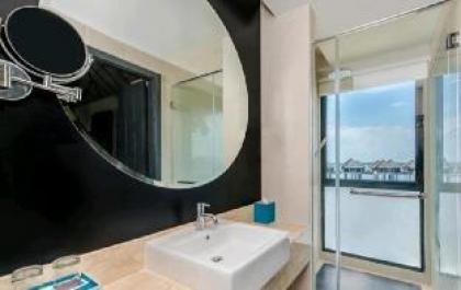 Avani Sepang Goldcoast Resort Superior Bedroom - image 2